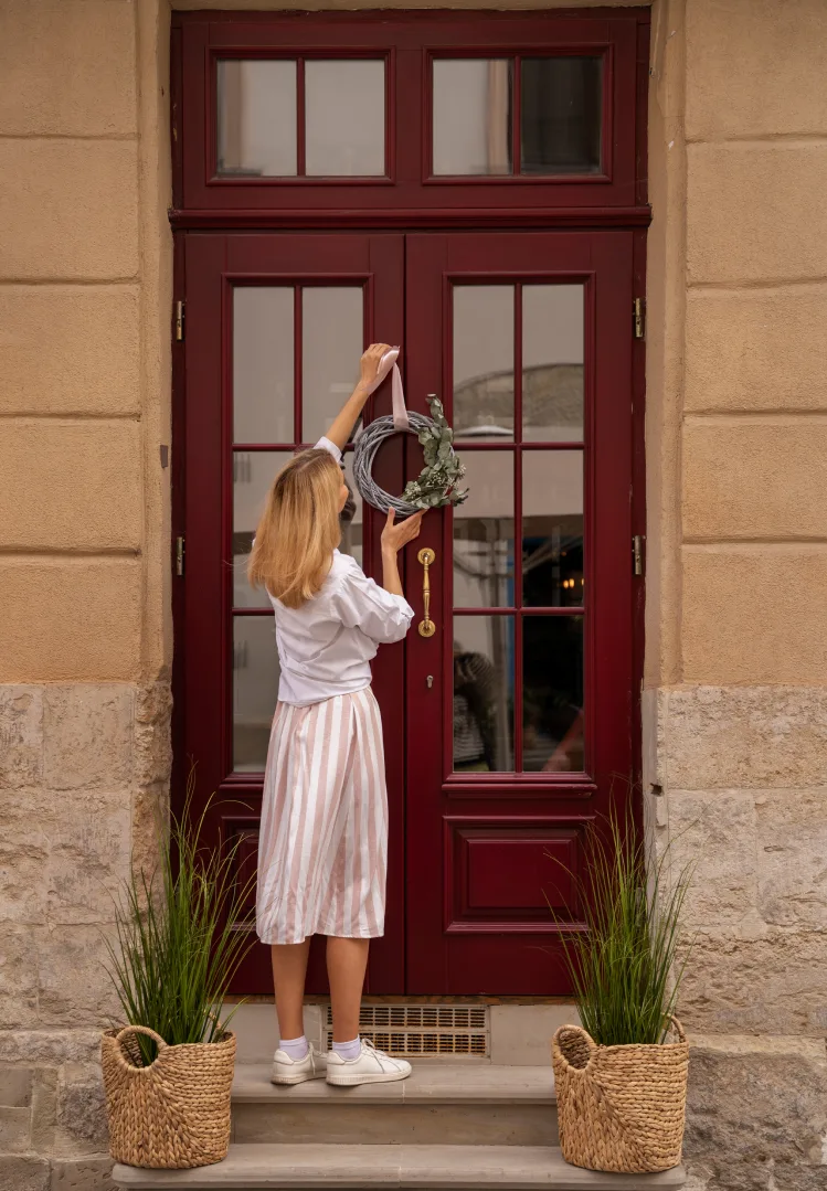 lifestyle-person-decorating-their-front-door_1
