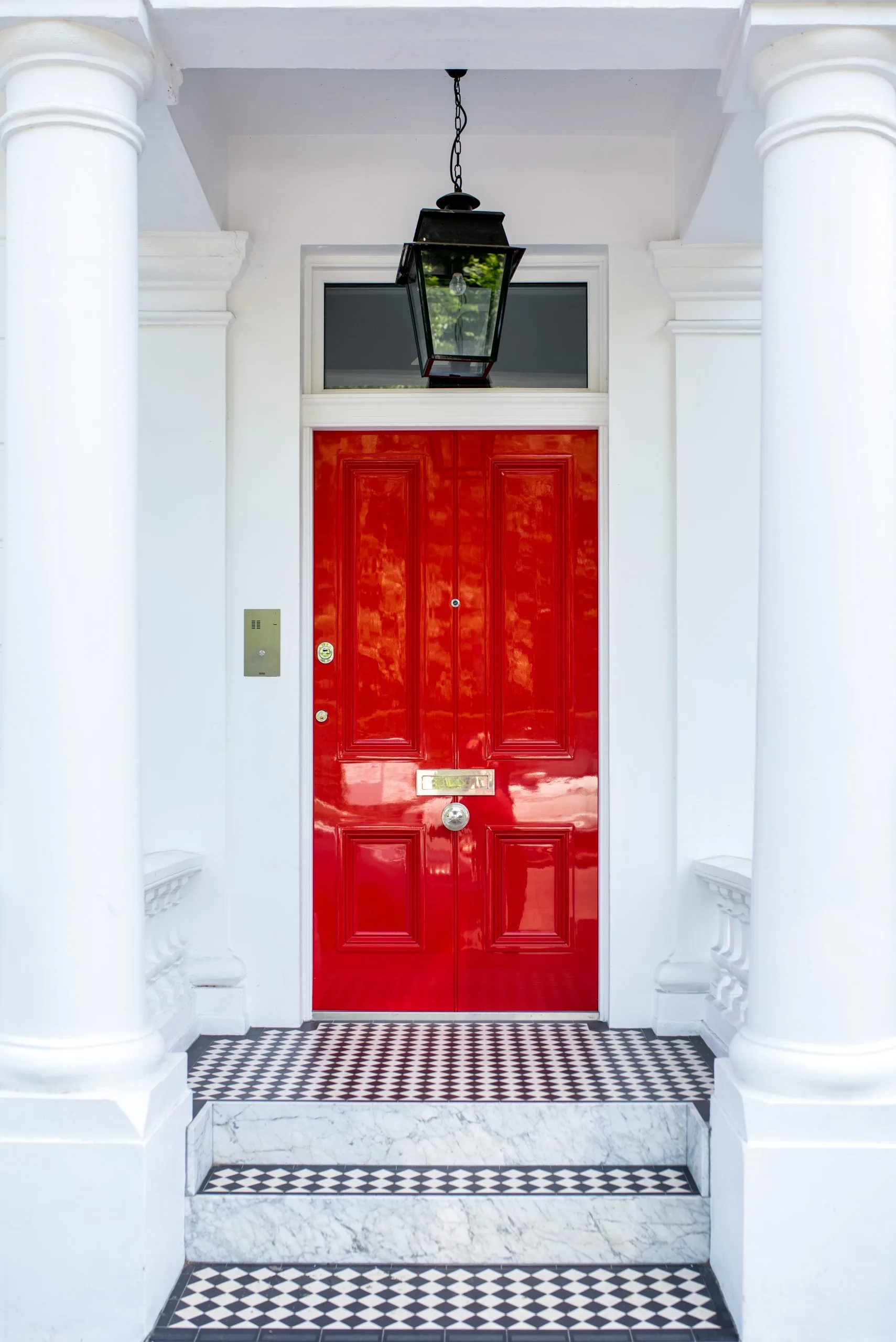beautiful_red_door_in_a_white_house_facade_in_notting_hill