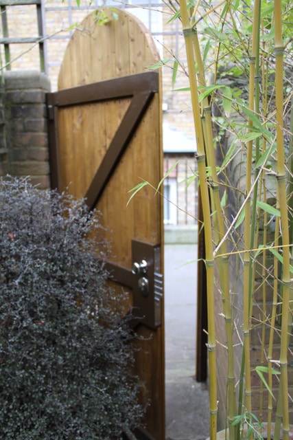 Timber-effect side security gate with multi-point locking system